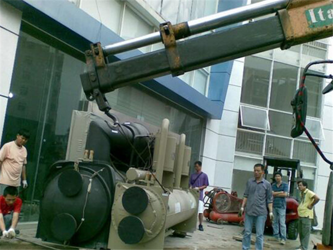 双滦区随车吊和汽车吊的核心区别是什么？哪种更省钱？