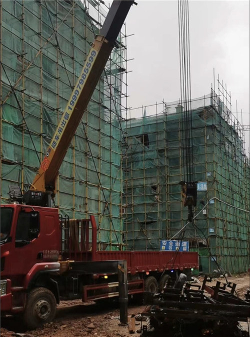 双滦区“慢工细活”—— 吊车的 “微动控制” 技术