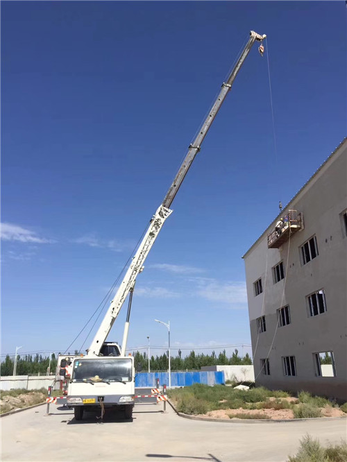 双滦区“轻装强干”—— 吊车的 “轻量化臂架” 技术